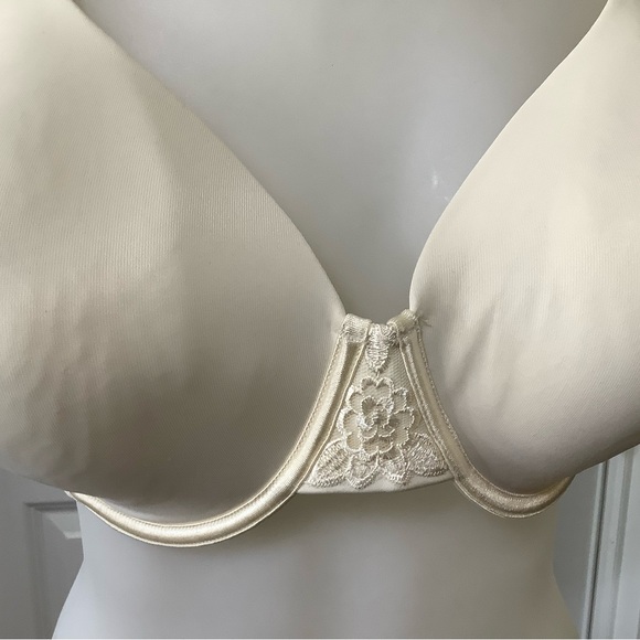 Vanity Fair Cream Full Coverage Bra with Molded Cups 44 C - Picture 2 of 7